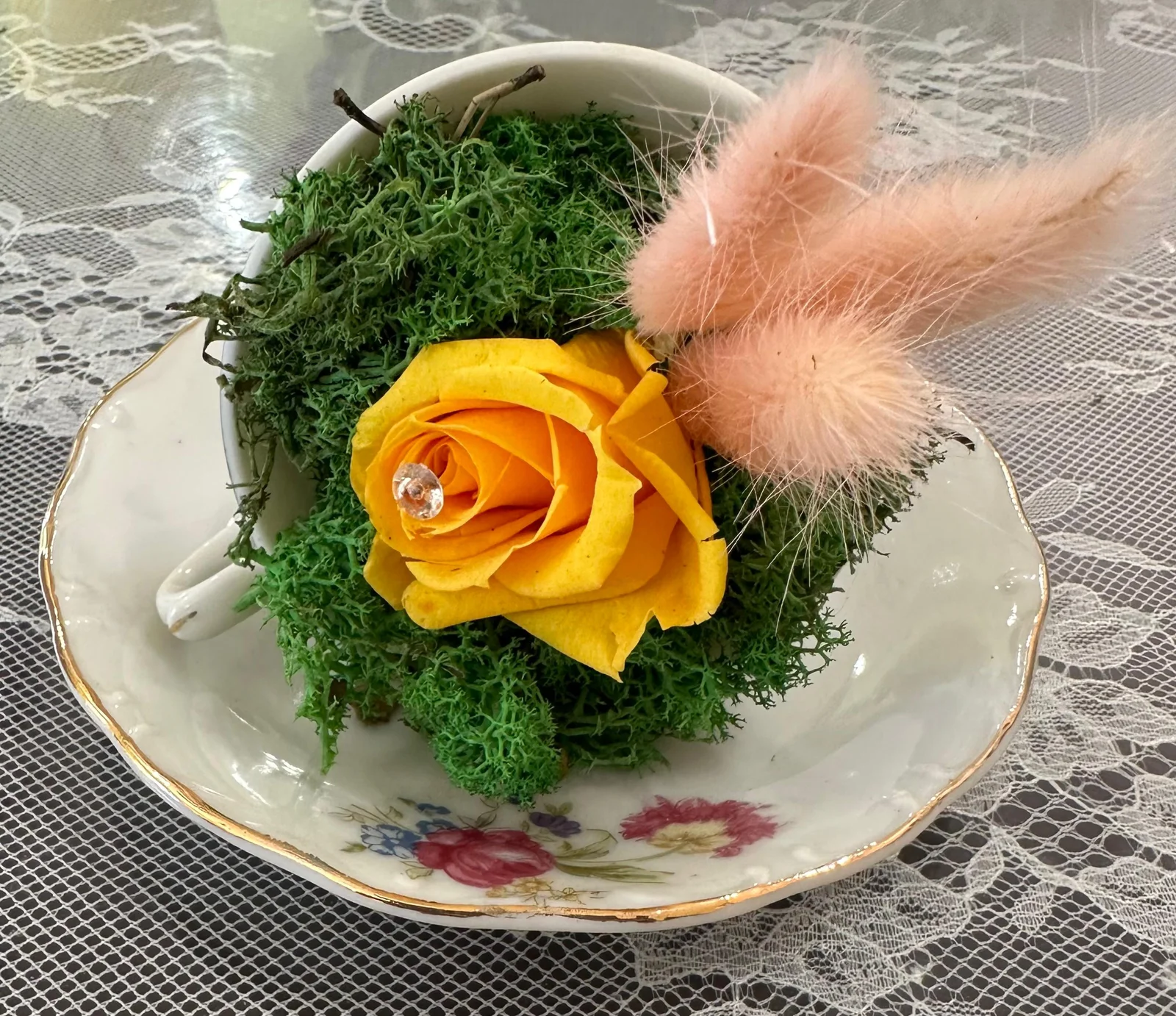 Tazzina con rosa e muschio stabilizzato